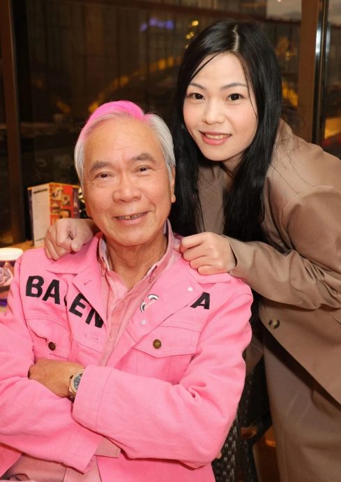 李龙基捧花接未婚妻出狱 激动高呼“老婆”