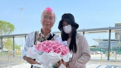 李龙基捧花接未婚妻出狱 激动高呼“老婆”