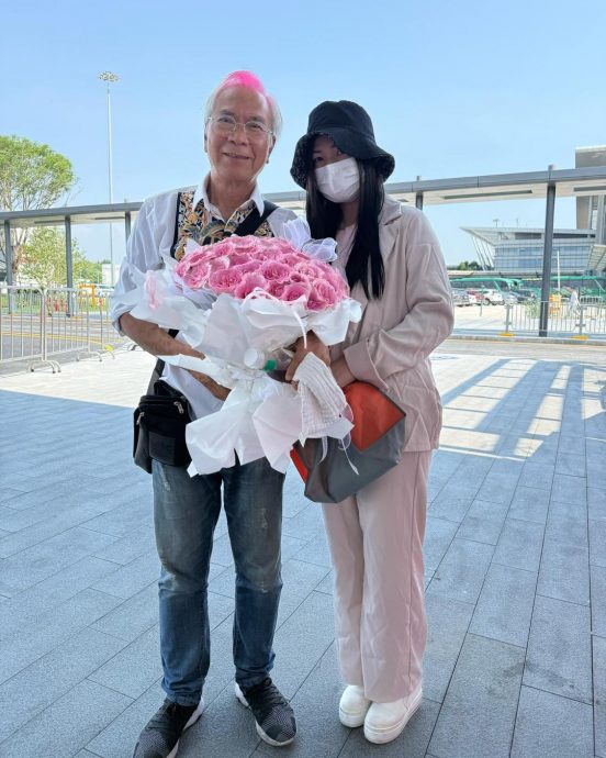 李龙基捧花接未婚妻出狱 激动高呼“老婆”