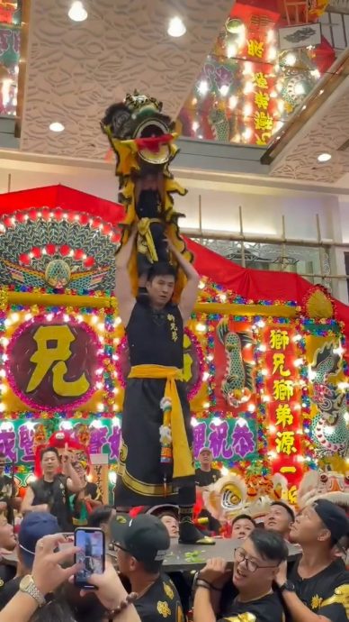 来马出席世界狮王争霸战 陈山聪获粉丝来回2小时送机