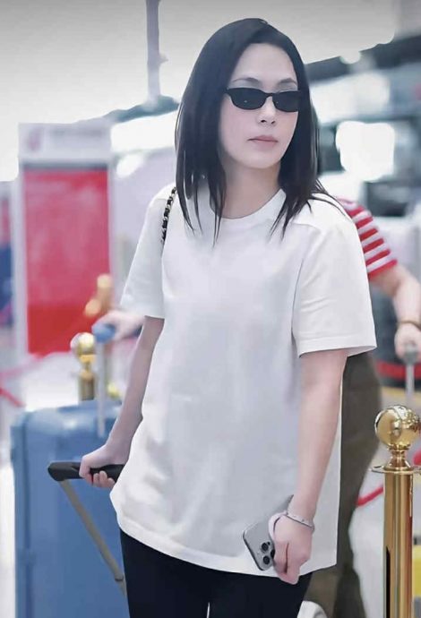 来马拍摄明星创业真人秀 阿娇低调现身机场显消瘦