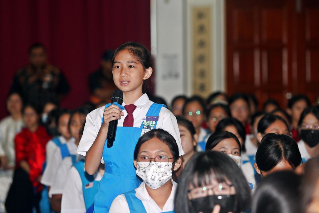 杨巧双勉励女性突破偏见　勇于承担起领导国家责任