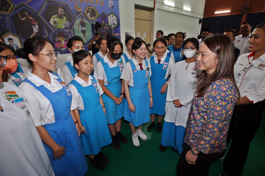 杨巧双勉励女性突破偏见　勇于承担起领导国家责任