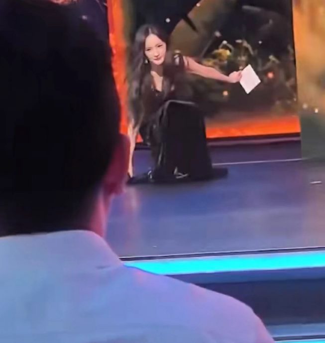 杨幂不慎踩裙跌坐台上 临场反应被抓拍出神图