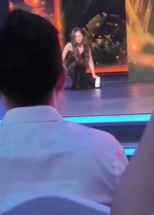 杨幂不慎踩裙跌坐台上 临场反应被抓拍出神图