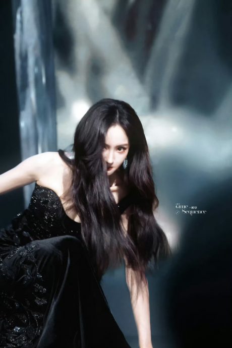 杨幂不慎踩裙跌坐台上 临场反应被抓拍出神图