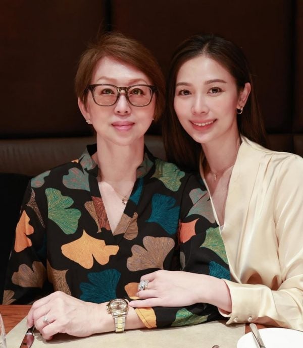 杨秀惠父母赴港探望兼庆生 62岁“冻龄”妈妈成热议