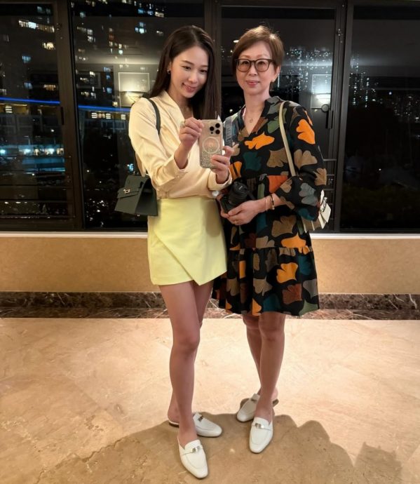 杨秀惠父母赴港探望兼庆生 62岁“冻龄”妈妈成热议