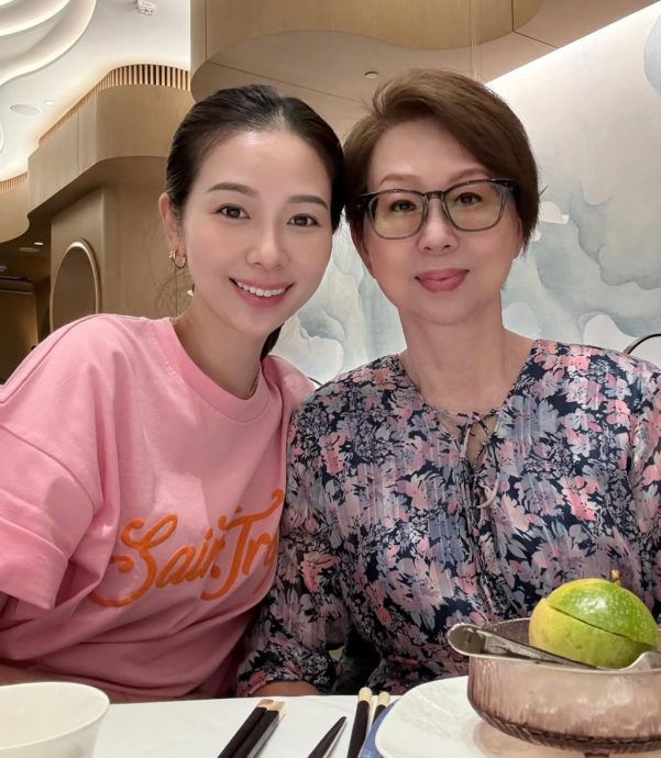 杨秀惠父母赴港探望兼庆生 62岁“冻龄”妈妈成热议