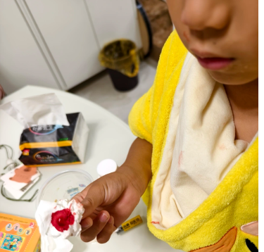 杭州一小学多名学生流鼻血 家长怀疑与紧邻的工厂排放物有关 官方调查