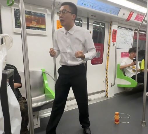 杭州大学生做保安遭克扣百元 地铁控诉牛马辛酸爆红