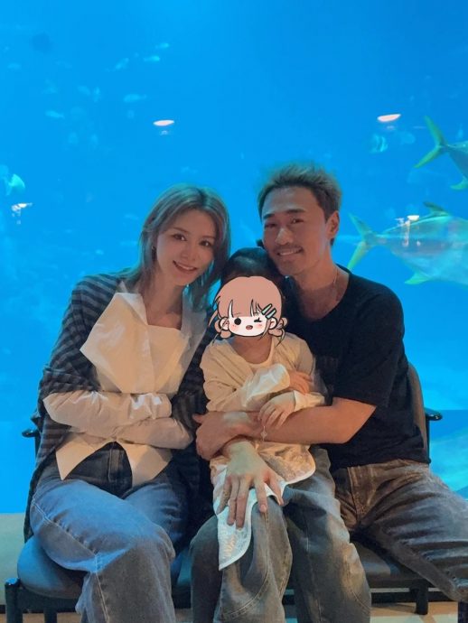 林峰一家游新加坡 为满足爱女愿望入住海底房