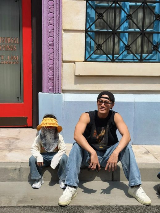 林峰一家游新加坡 为满足爱女愿望入住海底房