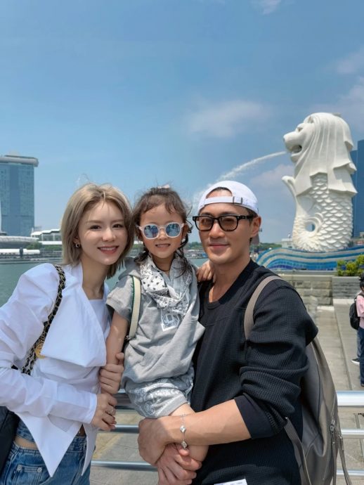 林峰一家游新加坡 为满足爱女愿望入住海底房