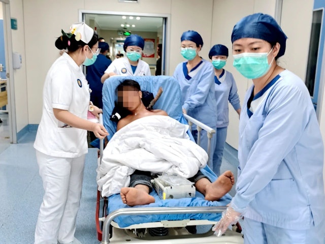 枯树枝跌落竟插入男子颈部直达胸腔　医生：万幸避过所有大血管