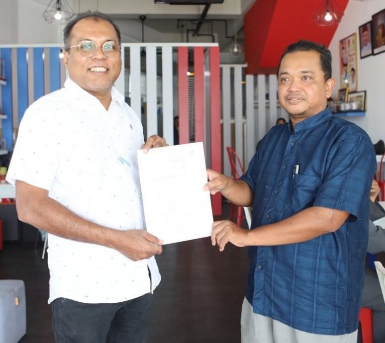 查哈鲁丁终得以亲自呈律师信给沈志强，并由沈志强的助理接收