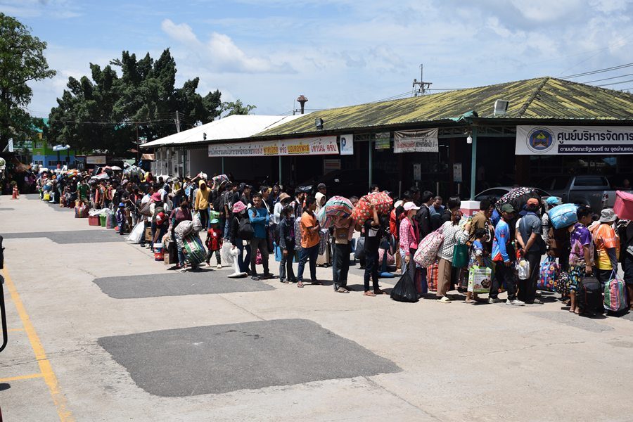 柬泰边境冲突/连夜赶赴边境 逾5000柬埔寨人逃回国