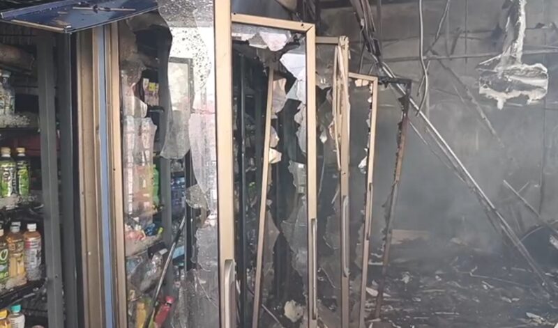 柬火箭弹击中便利店酿8死 3母子相拥烧成焦尸