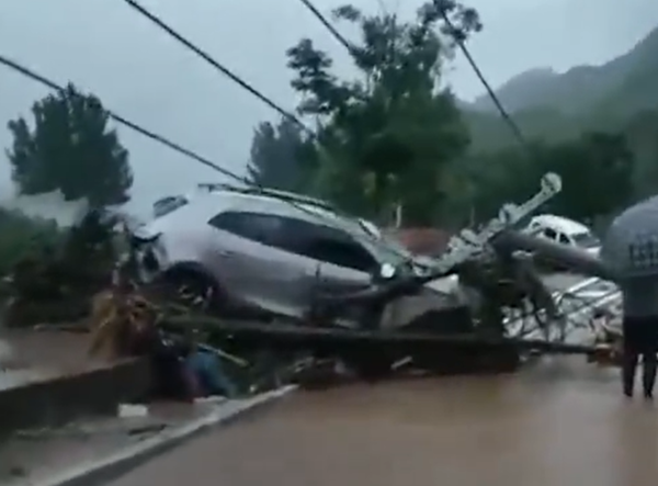 桥塌了!河北易县单日降下“一年雨量” 居民:家电都被冲走