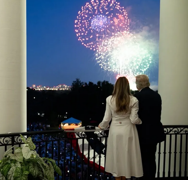 梅兰妮穿搭暗藏心机 “脚底有戏”给特朗普撑场