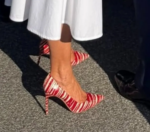 梅兰妮穿搭暗藏心机 “脚底有戏”给特朗普撑场