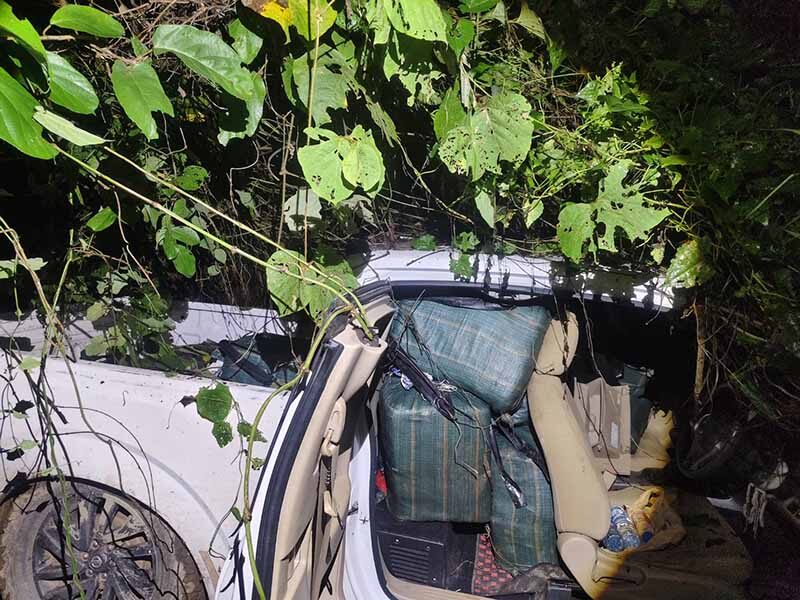 毒贩惊见警方路障转头逃 货卡与400万颗毒丸弃丛林