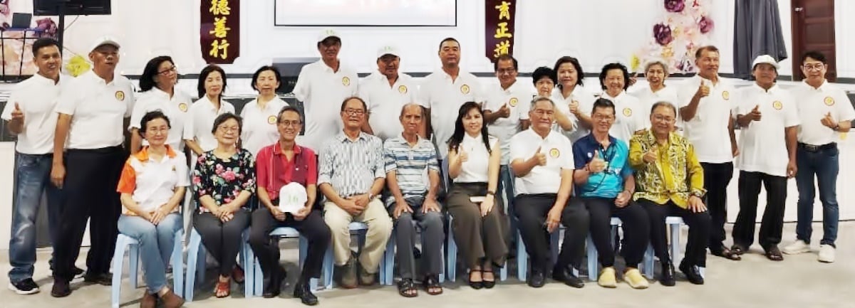 毕业50年回校聚餐 中华校友老师欢聚