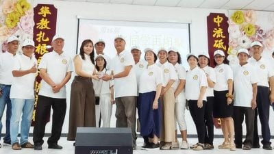 毕业50年回校聚餐  中华校友老师欢聚