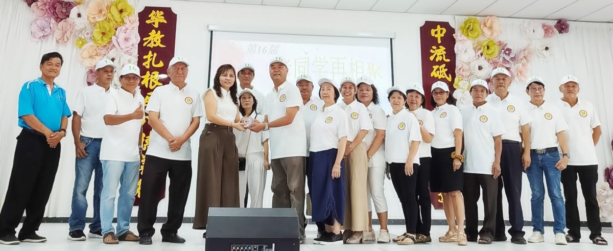毕业50年回校聚餐 中华校友老师欢聚