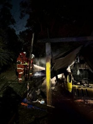 民宅车库轿车失火及时扑灭,未酿人命伤亡。