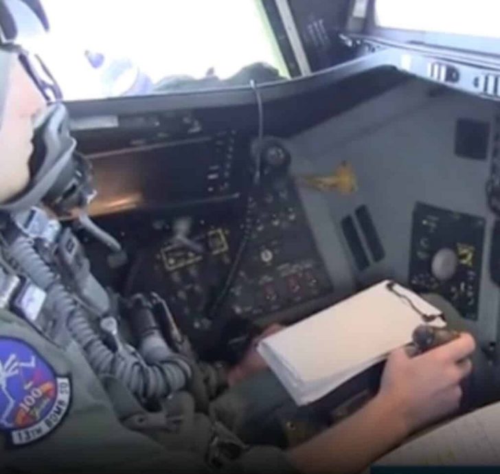 求真/网传影片“轰炸完伊朗核设施后美国首次公开B-2内部画面”?挪用2019年B-2旧影像,无关近期美军轰炸伊朗