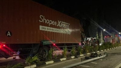江沙大红花园车祸  罗里撞路灯司机受困