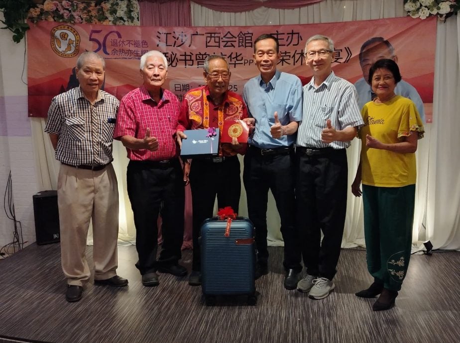 江沙广西会馆执行秘书曾炫华荣休 八任会长见证忠诚服务