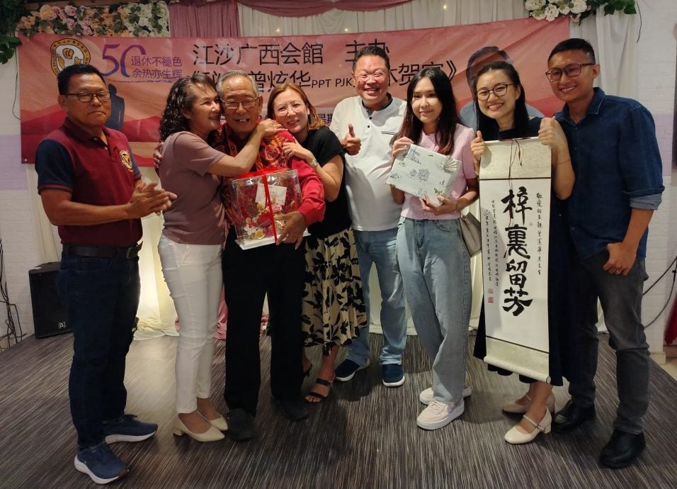 江沙广西会馆执行秘书曾炫华荣休 八任会长见证忠诚服务