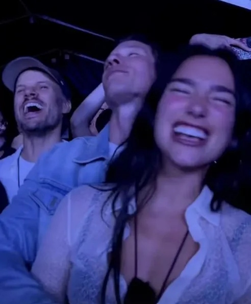 与安娜牵手外出被捕获 汤告鲁斯坐实恋情