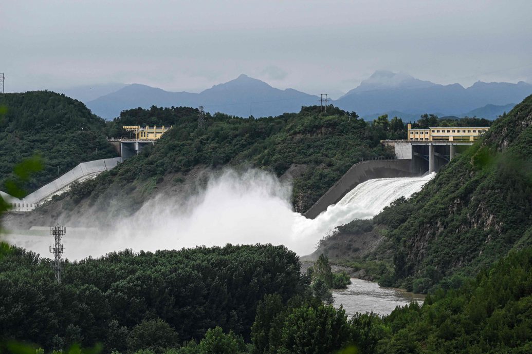 汽车被山洪冲走 北京全市暴雨红色预警 吁市民非必要不外出及上班