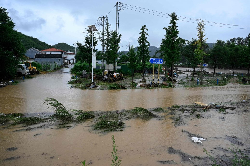 汽车被山洪冲走 北京全市暴雨红色预警 吁市民非必要不外出及上班