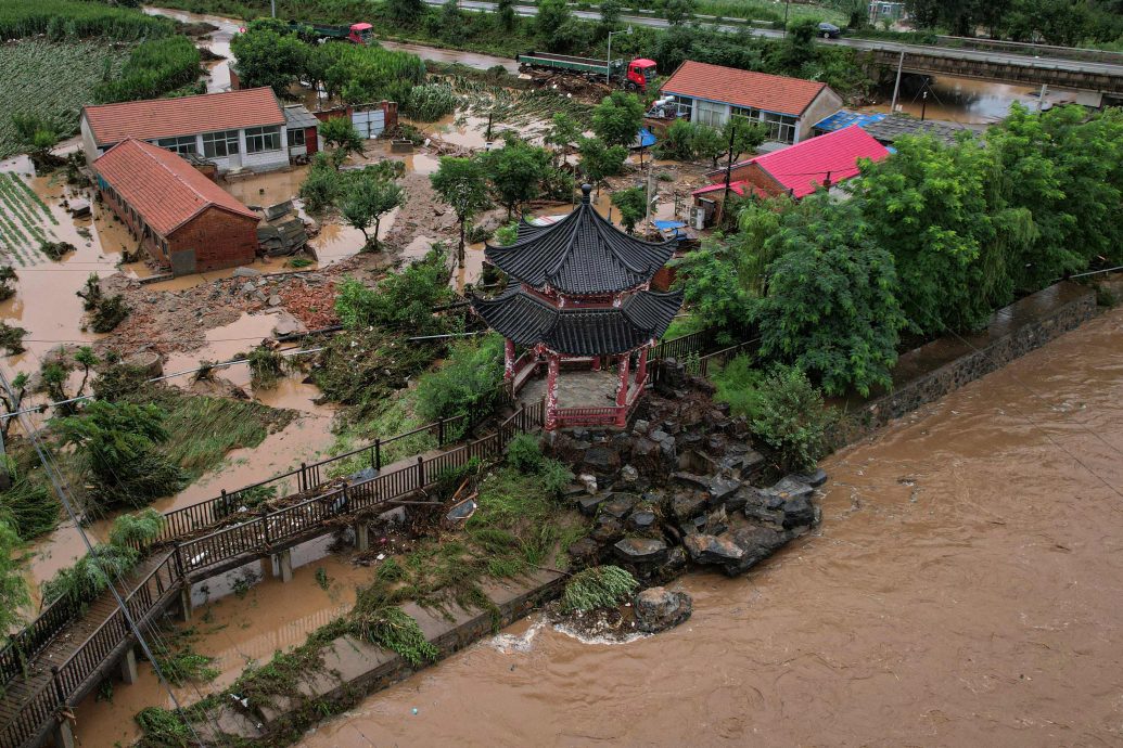 汽车被山洪冲走 北京全市暴雨红色预警 吁市民非必要不外出及上班