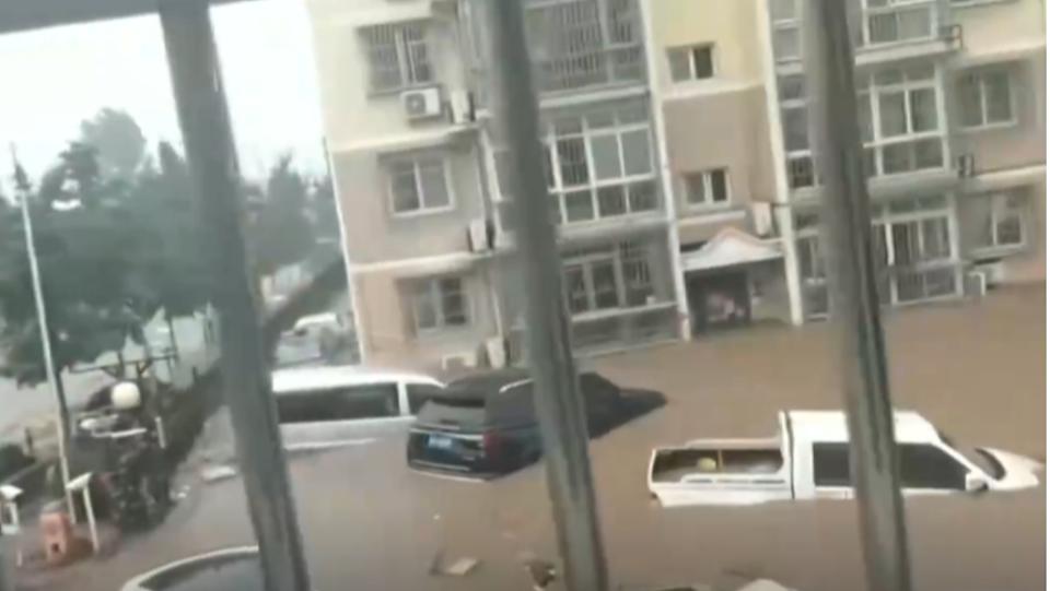 汽车被山洪冲走 北京全市暴雨红色预警 吁市民非必要不外出及上班