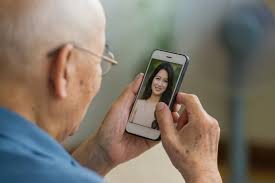 沉迷AI“美女主播” 老伯想与老伴离婚