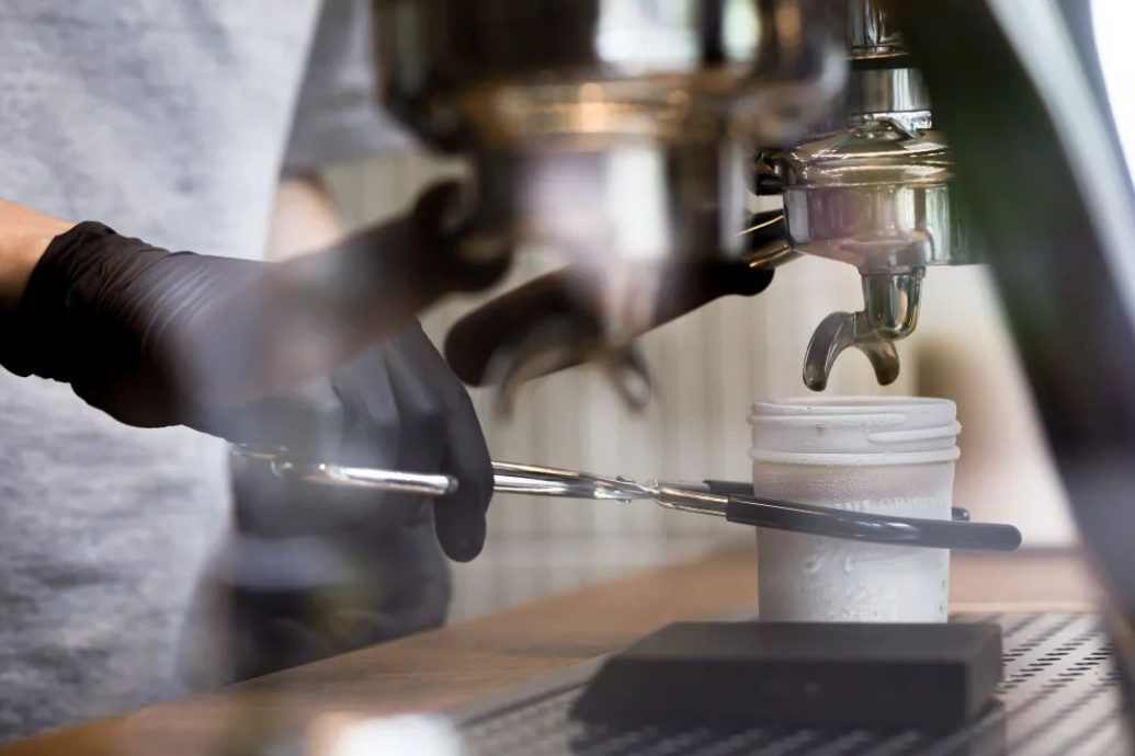 沪“零下80度咖啡” 顾客暴雨中排队