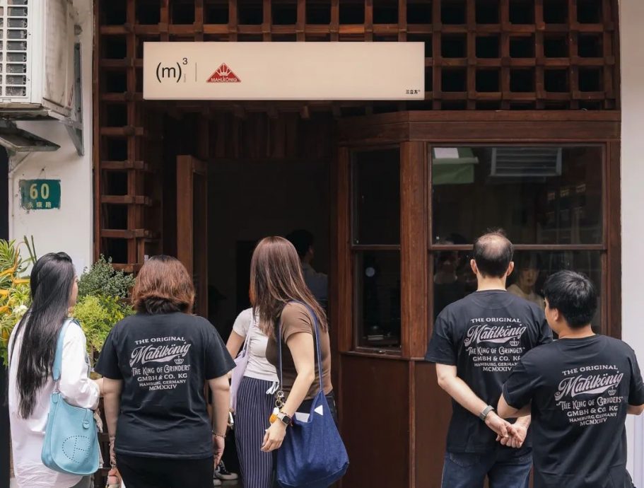 沪“零下80度咖啡” 顾客暴雨中排队