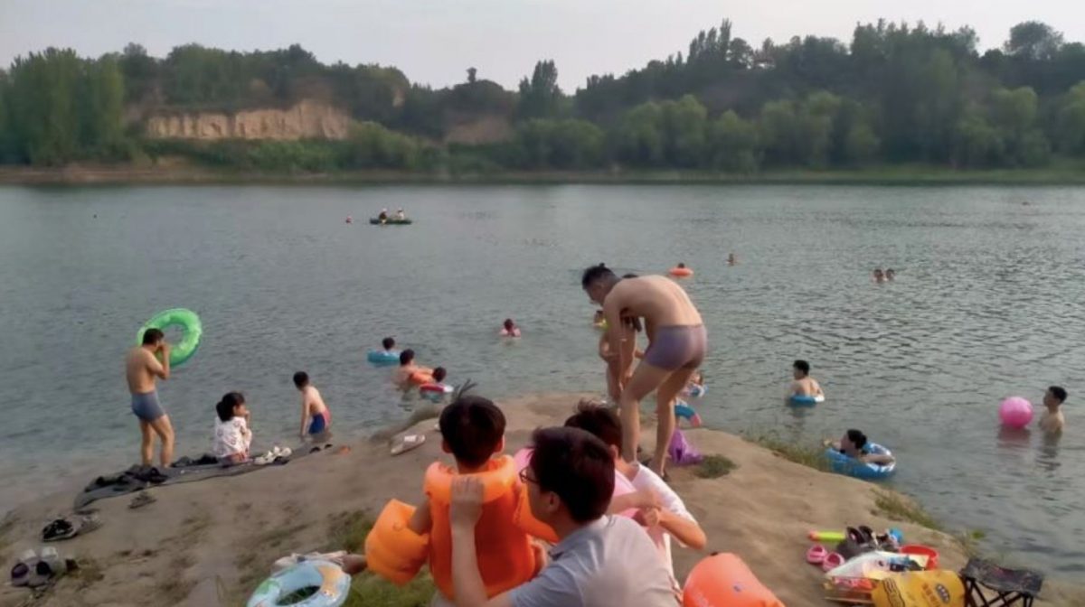 河南水库成“野泳乐园” 人游泳狗戏水无视“饮用水源地”标语