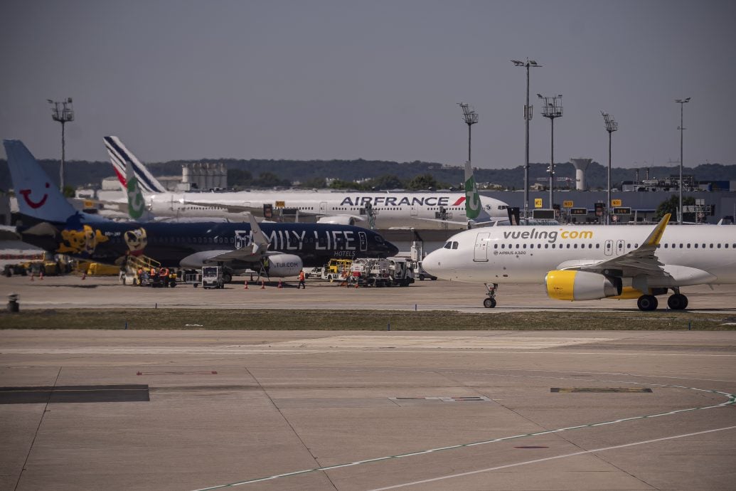 法国航管员罢工次日航班大乱 总理谴责:把法国人当成人质