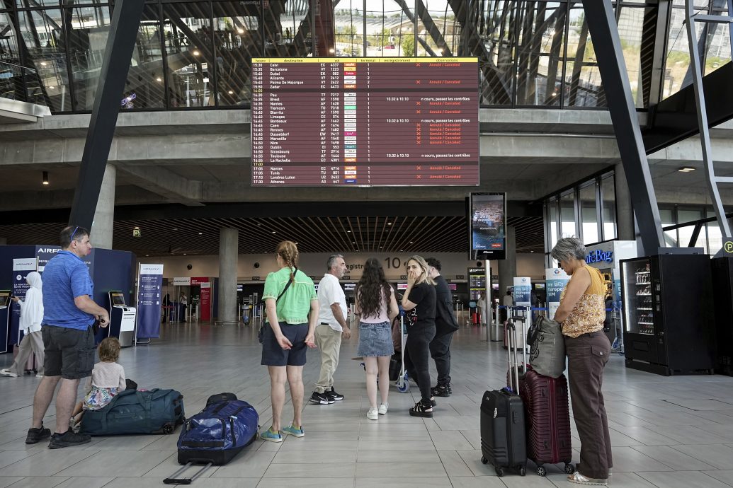 法国航管员罢工次日航班大乱 总理谴责:把法国人当成人质