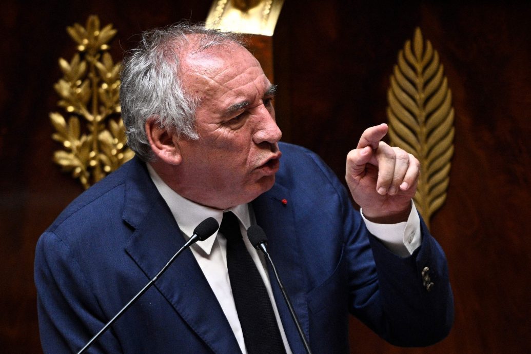 法国航管员罢工次日航班大乱 总理谴责:把法国人当成人质