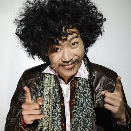 法男演员捡手机滑倒 坠楼身亡