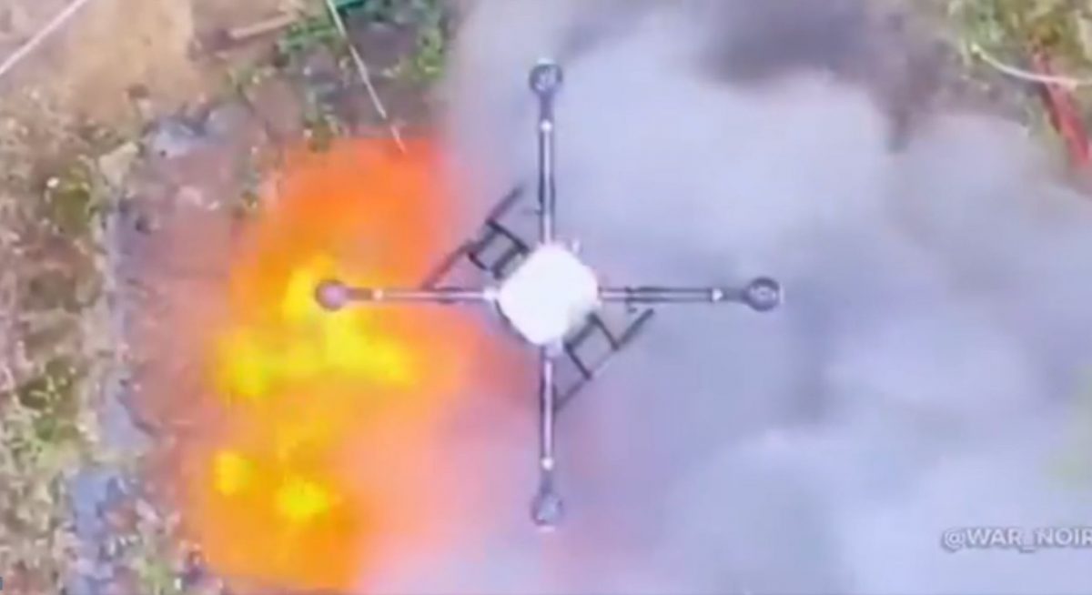 泰军无人机“炸烂柬弹药库”火光四窜 柬称毁泰坦克