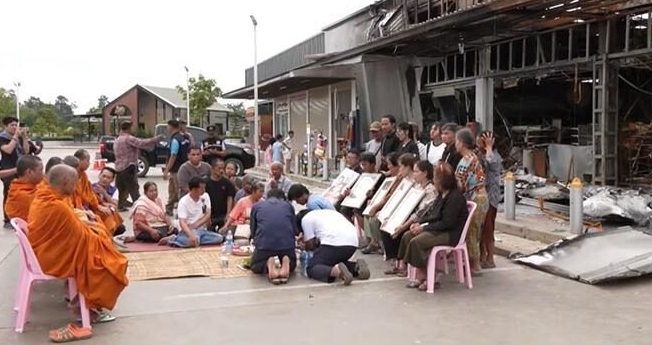 泰柬边境冲突／加油站遭砲袭 家属悲恸招魂晕倒现场