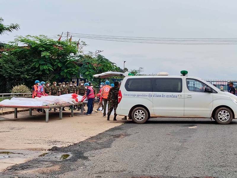 泰柬边境冲突/泰口岸前移交遗体 12柬士兵魂归故里